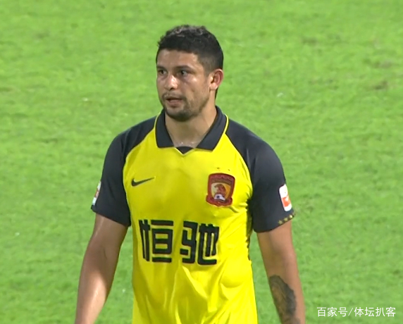关于国安场边指挥情绪激动，那不勒斯队员怒摔水瓶的信息